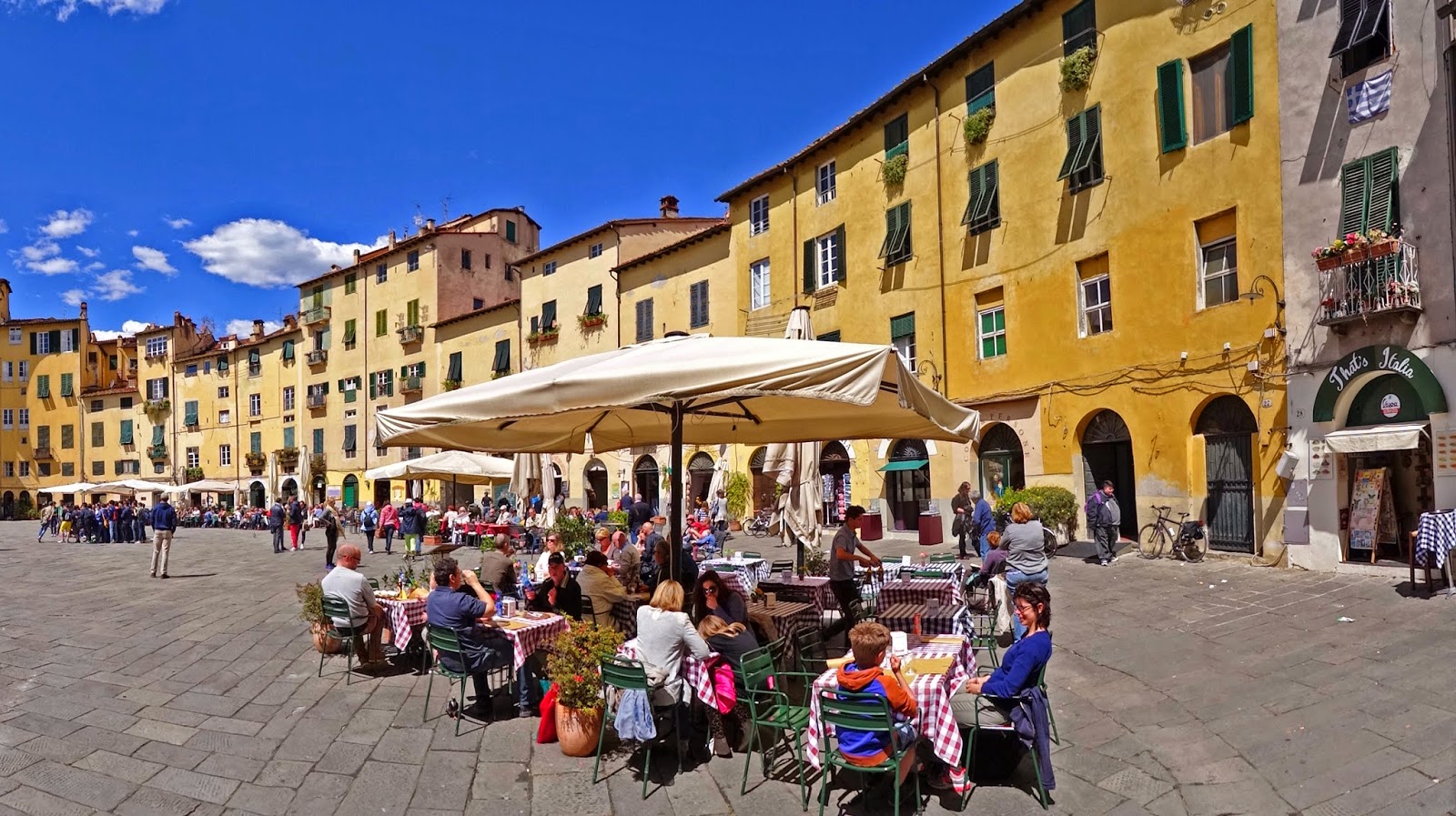 Lucca piazza anfiteatro